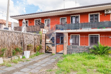 Foto Appartamento in Piazza Giovanni Lo Coco, Pedara di 93 m² con 4 locali