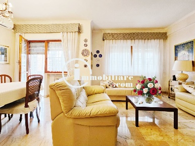 Foto Appartamento in Via Rivarone, Roma di 120 m² con 5 locali in vendita