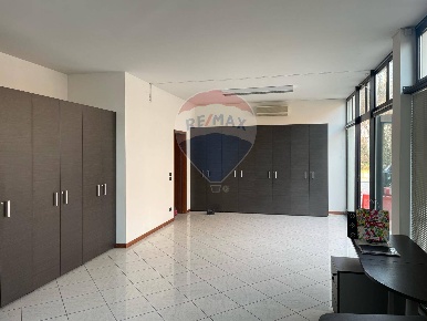 Foto Negozio in via spadolini, Montechiarugolo Monticelli Terme di 50 m²