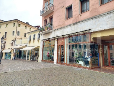 Foto Negozio in Corso DEL POPOLO 24, Treviso Piazza dei Signori di 180 m²
