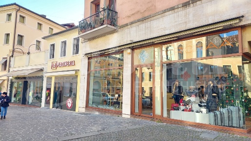 Foto Negozio in Corso DEL POPOLO 24, Treviso Piazza dei Signori di 215 m²
