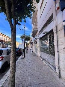 Foto Negozio in Via dei lauri 52, Aprilia Centro di 50 m² con 2 locali