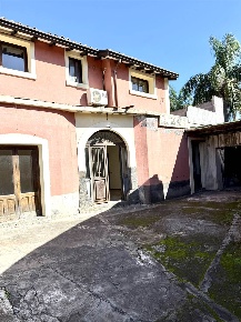 Foto Villa unifamiliare a Aci Catena Centro di 200 m² con 5 locali