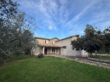 Foto Villa unifamiliare a Monteleone Sabino Matone di 211 m² con 10 locali