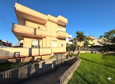 Foto Villa unifamiliare a Mondragone di 270 m² con 5 locali in vendita