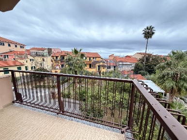 Foto Appartamento in Via Giardino, Riva Ligure di 130 m² con 5 locali