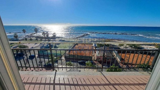 Foto Appartamento in Via Lungomare, Taggia Centro di 75 m² con 3 locali