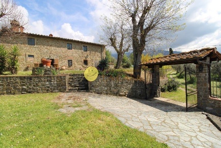 Foto Casale a Reggello di 600 m² con 13 locali in vendita