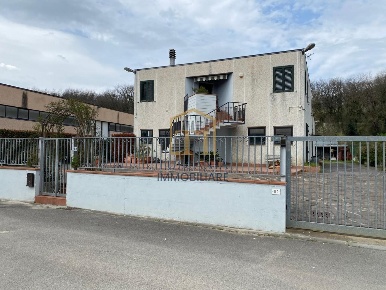 Foto Capannone industriale a Colle di Val d'Elsa di 270 m² con 1 locali