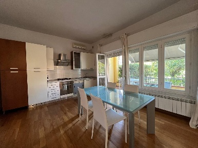 Foto Villa unifamiliare a Camaiore Lido di Camaiore di 120 m² con 4 locali