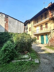 Foto Casa indipendente in via Cavour, Fara Novarese di 130 m² con 4 locali
