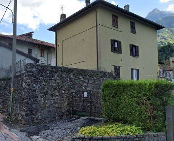 Foto Appartamento in Via Alessandro Volta 17, Cortenova Centro di 100 m²