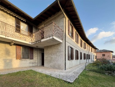 Foto Appartamento in via castello 60, Cadrezzate con Osmate di 80 m²