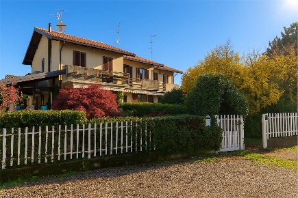 Foto Villa a schiera in Via Lombardia, Ispra Centro di 150 m² con 6 locali