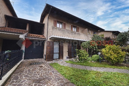 Foto Villa a schiera in Via San Marino 25, Paderno Dugnano di 213 m²