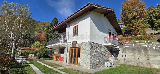 Foto Villa unifamiliare in Via verdi 27, Roletto di 200 m² con 6 locali