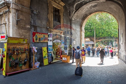 Foto Negozio in Via Cardinale Benedetto Giuseppe Dusmet, Catania di 80 m²