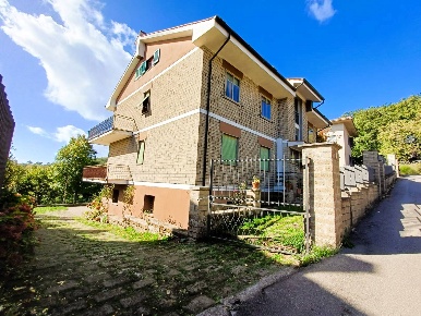 Foto Appartamento in via Giacomo Matteotti, Caprarola Centro di 236 m²