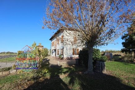 Foto Villa singola in VIA RIGA, Cento di 207 m² con 7 locali in vendita