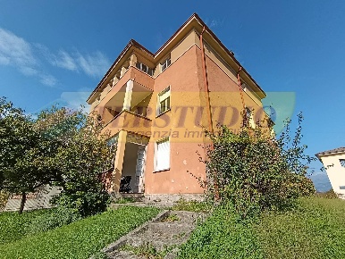 Foto Villa unifamiliare in S. Rocco, Leffe di 400 m² con 11 locali