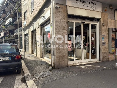 Foto Attività commerciale in Via Delle Cave, Roma di 80 m² con 3 locali