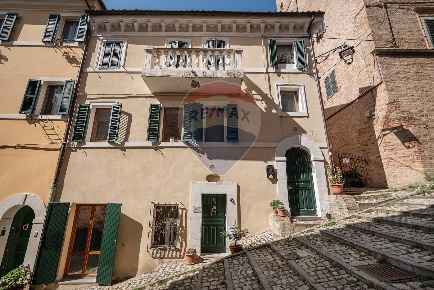 Foto Case semi ndipendenti a Jesi Centro Storico di 186 m² con 4 locali