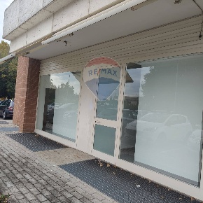 Foto Attività commerciale in Via Monte Acuto, Foligno di 67 m² con 2 locali