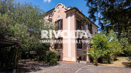 Foto Villa unifamiliare in Via Della Cisa, Roma Città Giardino di 650 m²