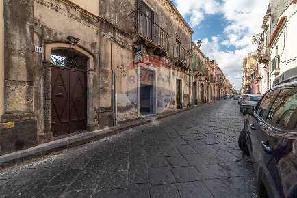 Foto Negozio in Via Dafnica, Acireale San Giovanni, Tupparello di 20 m²