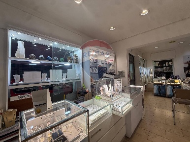 Foto Locale commerciale in Via Morana, Bagheria Centro di 57 m² in vendita