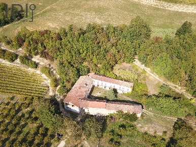 Foto Rustico in regione infermiera, Bubbio di 700 m² con 15 locali