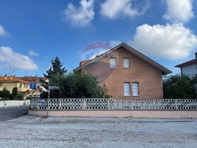 Foto Villa unifamiliare in Via Occorsio, Mondolfo di 330 m² con 9 locali
