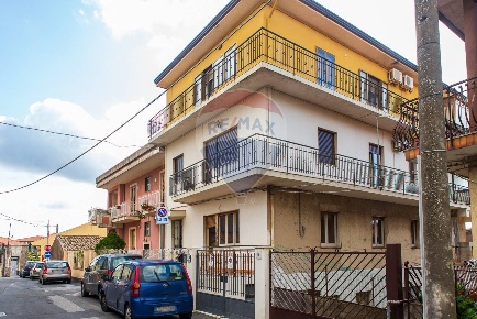 Foto Appartamento in Via Armando Diaz, Trecastagni di 115 m² con 6 locali