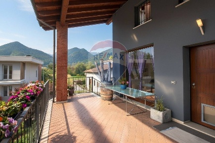 Foto Appartamento in Via Civelle, Nave Centro di 139 m² con 4 locali