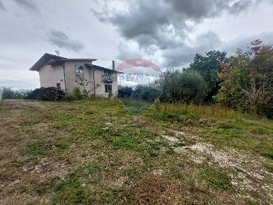 Foto Casa indipendente a Ceppaloni di 176 m² con 7 locali in vendita