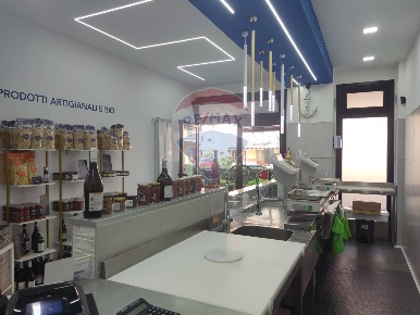 Foto Negozio in Strada Torino, Orbassano Centro di 50 m² con 2 locali