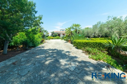 Foto Villa unifamiliare a Nardò Centro di 417 m² con 14 locali in vendita