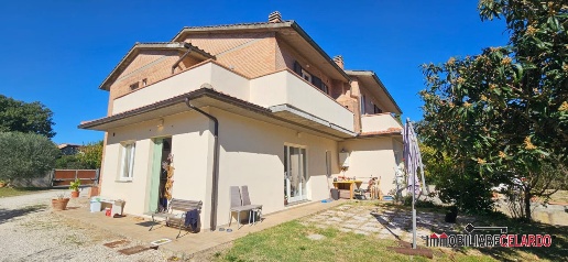 Foto Villa unifamiliare a Colle di Val d'Elsa di 563 m² con 11 locali