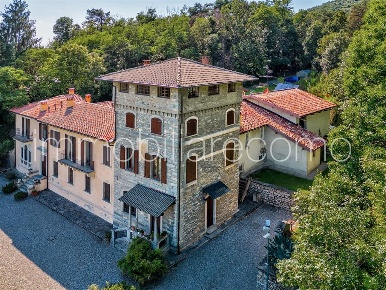 Foto Hotel a Como di 1000 m² con 10 locali in vendita