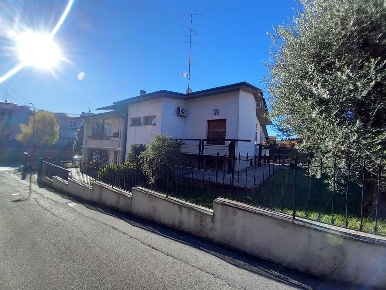 Foto Casa indipendente a Desenzano del Garda di 135 m² con 5 locali