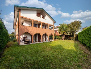 Foto Appartamento a Calco di 110 m² con 3 locali in vendita