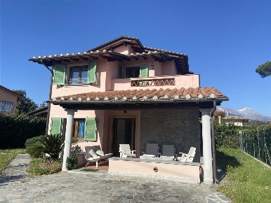 Foto Villa unifamiliare a Forte dei Marmi Vittoria Apuana di 180 m²