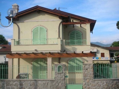 Foto Villa bifamiliare a Montignoso di 150 m² con 8 locali in affitto