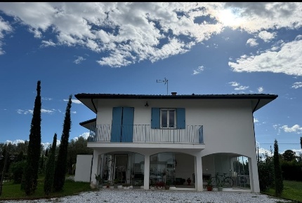 Foto Villa unifamiliare a Pietrasanta di 160 m² con 6 locali in vendita