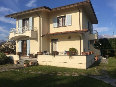 Foto Villa unifamiliare a Forte dei Marmi di 220 m² con 8 locali in affitto