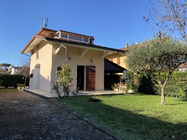 Foto Villa unifamiliare a Forte dei Marmi Centro di 150 m² con 6 locali