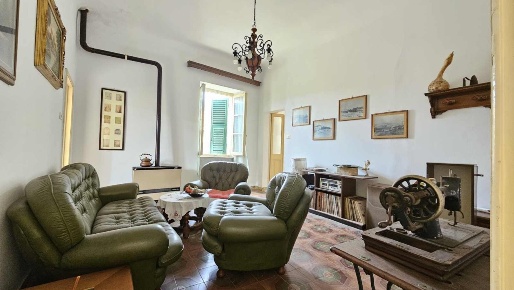 Foto Appartamento a Massa Centro di 101 m² con 5 locali in vendita