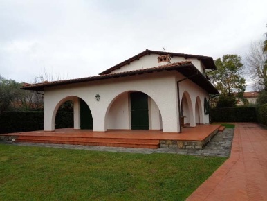 Foto Villa unifamiliare a Forte dei Marmi di 200 m² con 8 locali in affitto