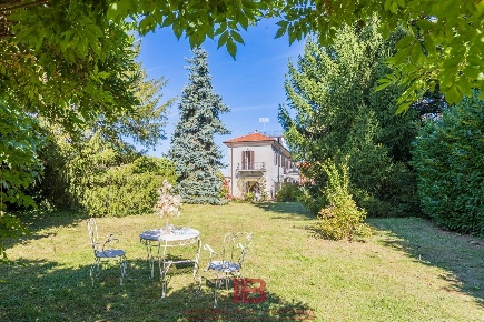 Foto Rustico a Cuneo Centro Storico di 590 m² con 12 locali in vendita