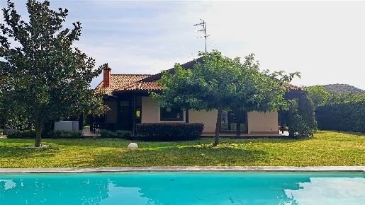 Foto Villa unifamiliare a Viagrande di 305 m² con 10 locali in vendita